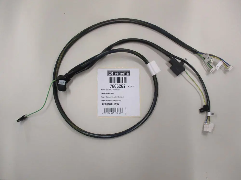 Kabel von Remeha mit mehreren Anschlüssen für Gaskombiventil und Gebläse. Leitungen in verschiedenen Farben, mit einem Stecker zur Verbindung und beschrifteten Anschlüssen.